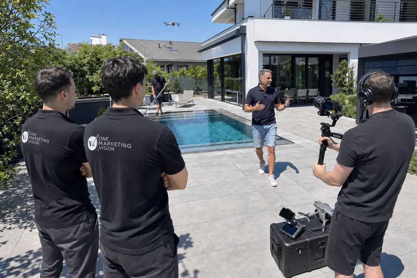One-Marketing-Vision-Team beim Videodreh an einem fertigen Pool