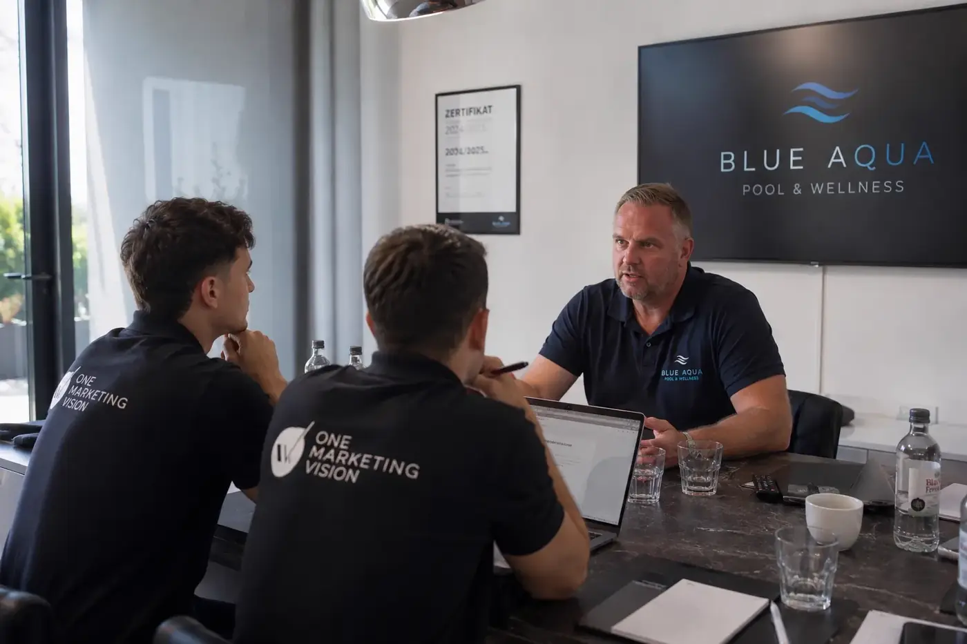Content-Produktion mit Kamera-Team auf einer Poolbau-Baustelle