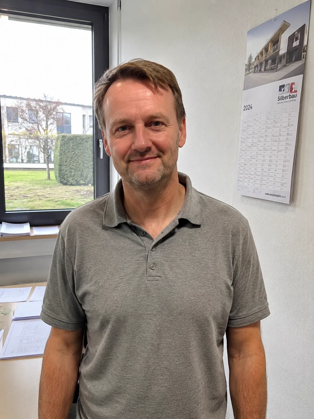 Handwerker eines Poolbau-Betriebs, spontane Handyaufnahme